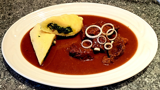 Hovězí krk pečený na česneku