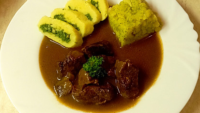 Hovězí krk pečený na česneku