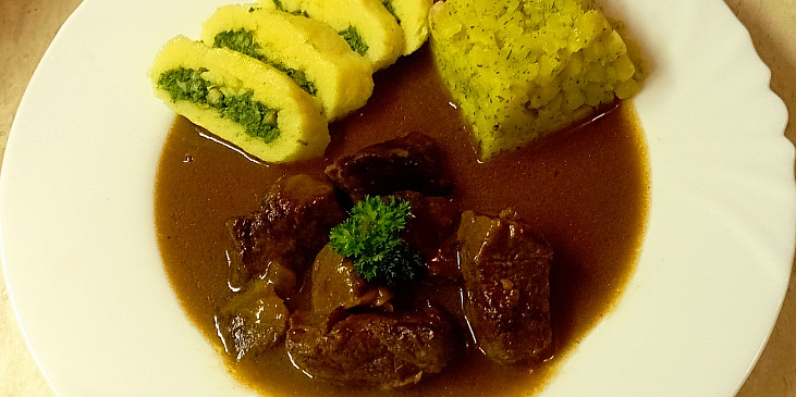 Hovězí krk pečený na česneku