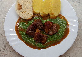 Hovězí krk pečený na česneku