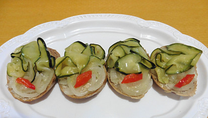 Jednohubky s cuketovými matjesy