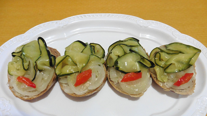 Jednohubky s cuketovými matjesy