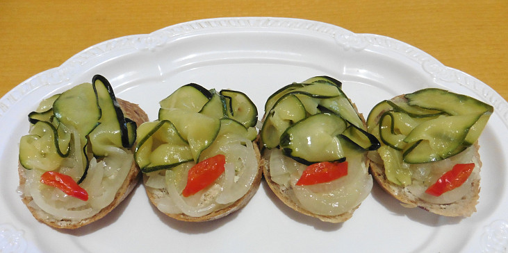 Jednohubky s cuketovými matjesy