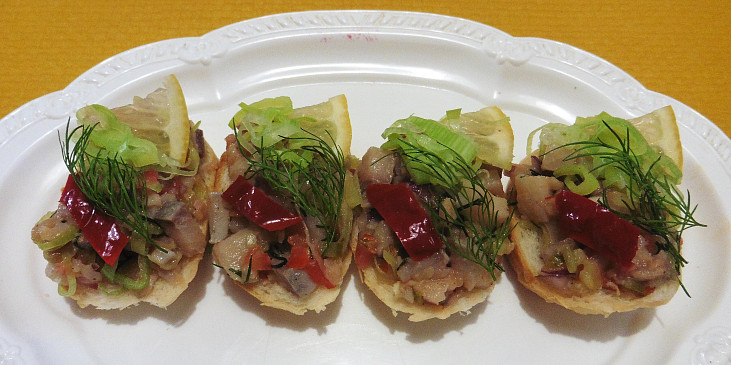 Jednohubky s matjesovým salátem