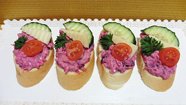 Jednohubky s pomazánkou z červené řepy