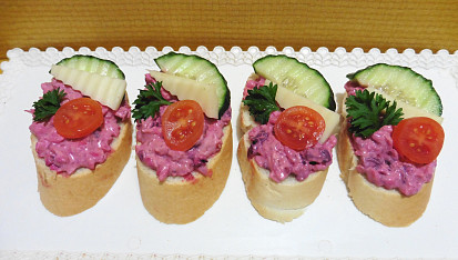 Jednohubky s pomazánkou z červené řepy