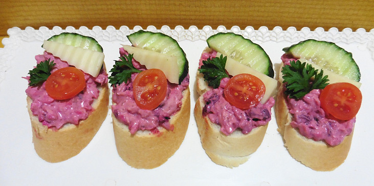 Jednohubky s pomazánkou z červené řepy