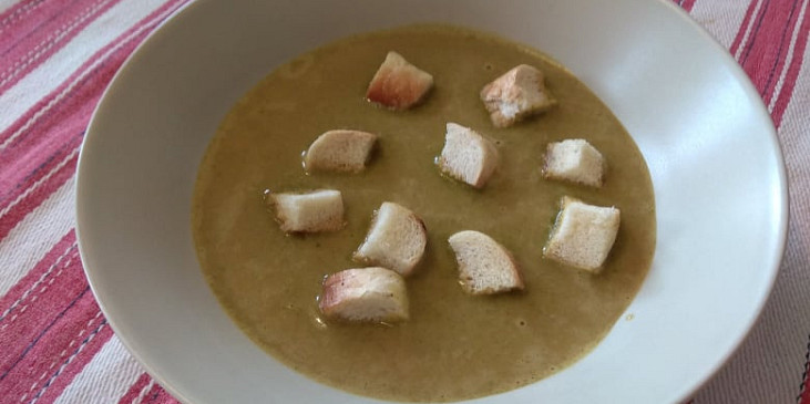 Krémová mangoldová polévka s jogurtem