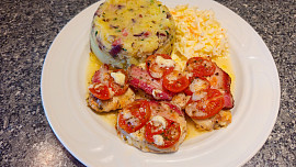 Kuřecí medailonky se slaninou, rajčaty a mozzarellou