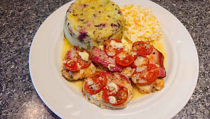 Kuřecí medailonky se slaninou, rajčaty a mozzarellou