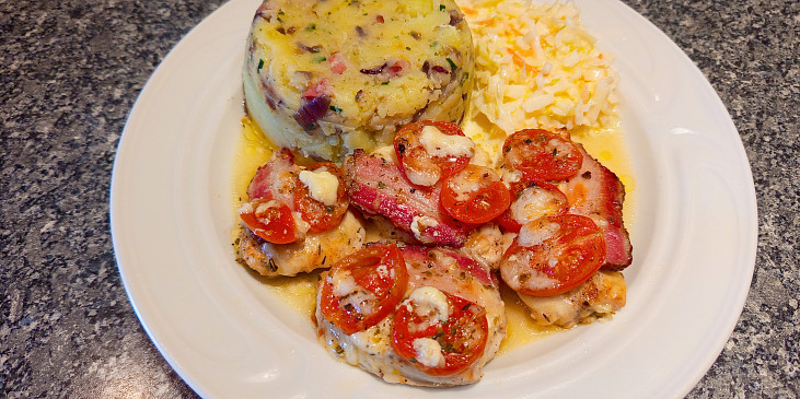 Kuřecí medailonky se slaninou, rajčaty a mozzarellou