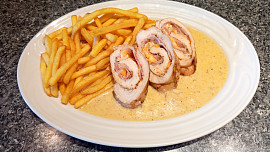 Kuřecí roládky se sýrovou omáčkou