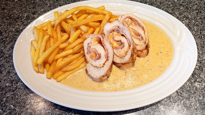 Kuřecí roládky se sýrovou omáčkou