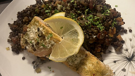 Losos s černou čočkou