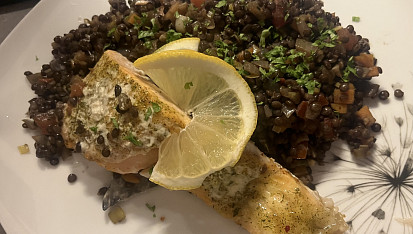 Losos s černou čočkou