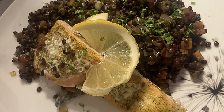 Losos s černou čočkou