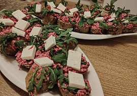 Pomazánka z lučiny a červené řepy (Rukola, balkánský sýr)