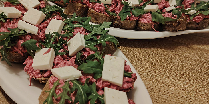 Pomazánka z lučiny a červené řepy (Rukola, balkánský sýr)