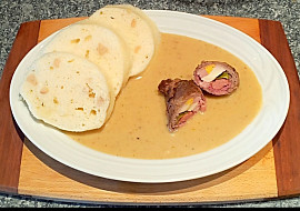 Španělský ptáček s okurkovo-slaninovou omáčkou