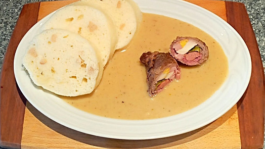 Španělský ptáček s okurkovo-slaninovou omáčkou