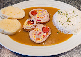 Vepřová roláda s mrkvovo-cibulovou omáčkou (Vepřová roláda s mrkvovo-cibulovou omáčkou)