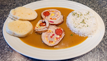 Vepřová roláda s mrkvovo-cibulovou omáčkou, Vepřová roláda s mrkvovo-cibulovou omáčkou