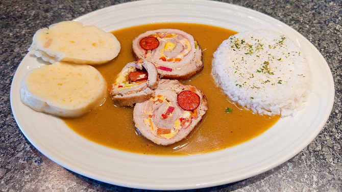 Vepřová roláda s mrkvovo-cibulovou omáčkou, Vepřová roláda s mrkvovo-cibulovou omáčkou