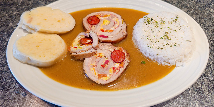 Vepřová roláda s mrkvovo-cibulovou omáčkou (Vepřová roláda s mrkvovo-cibulovou omáčkou)