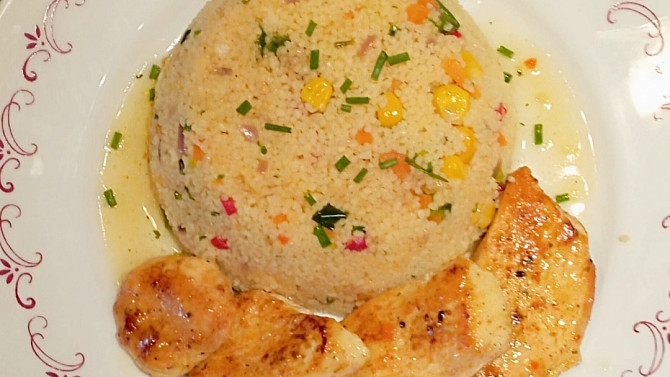 Zeleninový kuskus s kuřecími medailonky