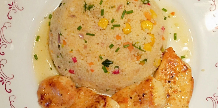 Zeleninový kuskus s kuřecími medailonky