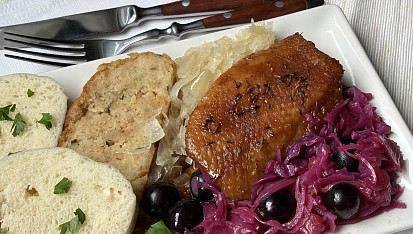 Červené zelí s jablky, brusinkami a hroznovým vínem