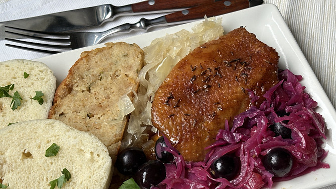 Červené zelí s jablky, brusinkami a hroznovým vínem