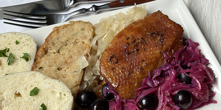 Červené zelí s jablky, brusinkami a hroznovým vínem