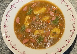 Čočková polévka s nočky a párkem