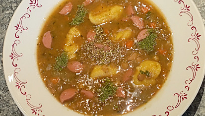 Čočková polévka s nočky a párkem