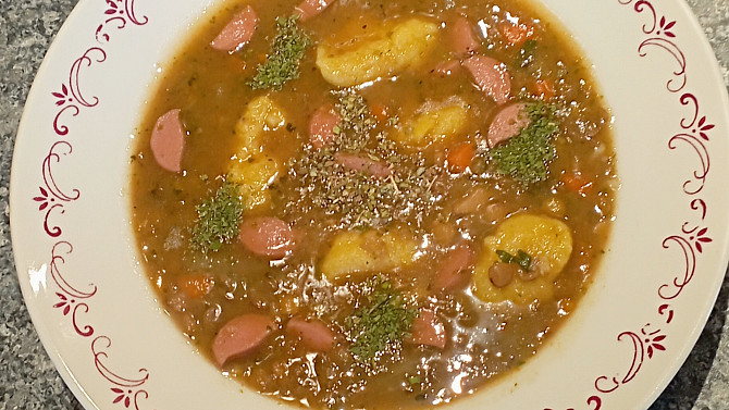 Čočková polévka s nočky a párkem