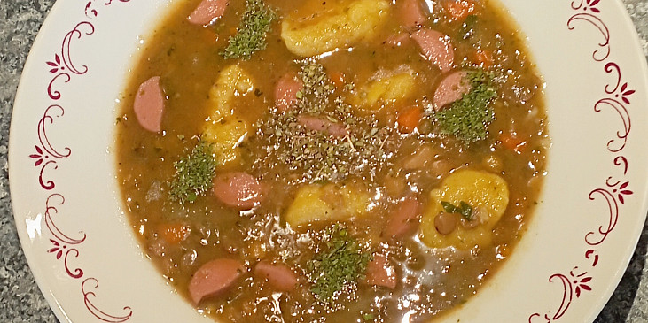 Čočková polévka s nočky a párkem