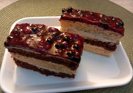 Dvoubarevné řezy  s krémem a ovocem v želatině