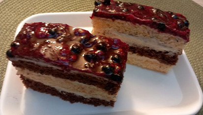 Dvoubarevné řezy  s krémem a ovocem v želatině