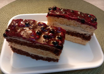 Dvoubarevné řezy s krémem a ovocem v želatině