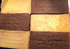 Dvoubarevné řezy  s krémem a ovocem v želatině