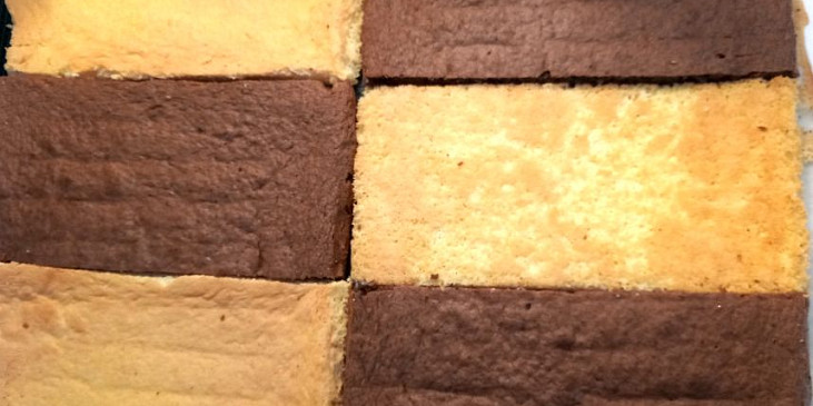 Dvoubarevné řezy  s krémem a ovocem v želatině