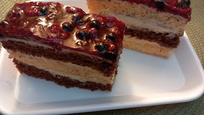 Dvoubarevné řezy  s krémem a ovocem v želatině