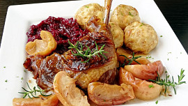 Husí stehna s jablky