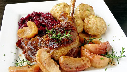 Husí stehna s jablky