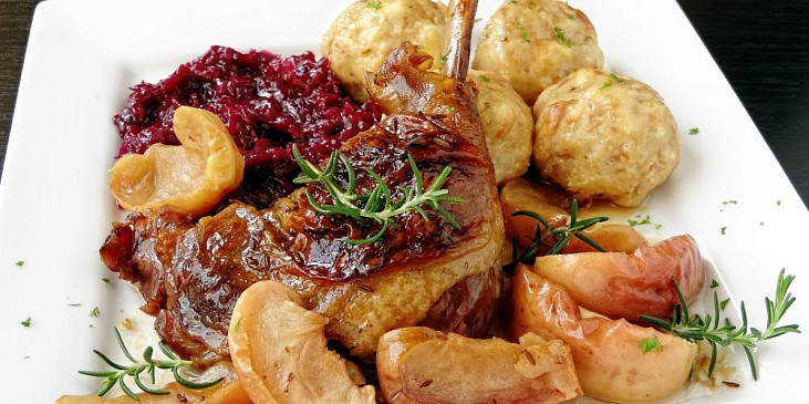 Husí stehna s jablky