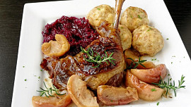 Husí stehna s jablky