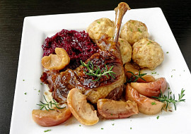 Husí stehna s jablky