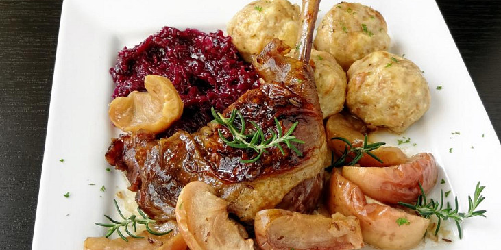 Husí stehna s jablky