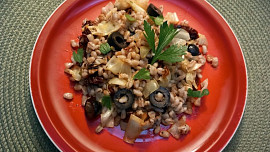 Kroupy se zelím, rajčaty a olivami po italsku